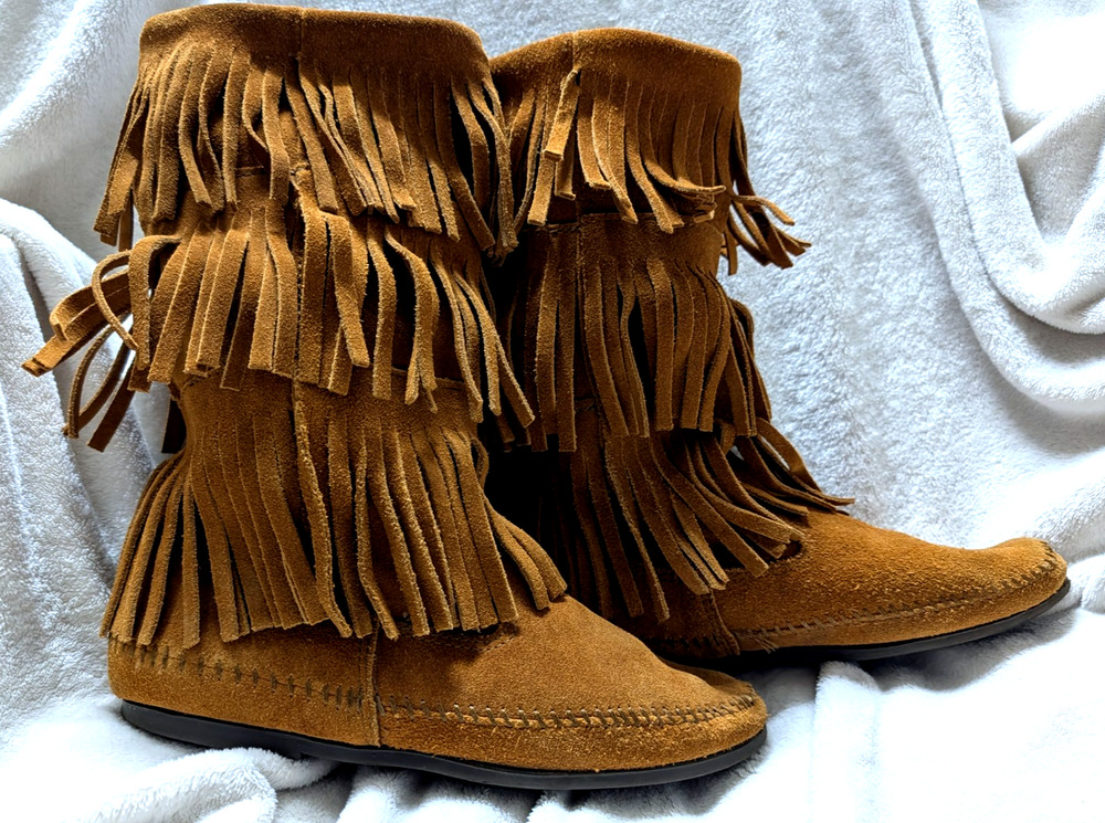 Minnetonka Boots sz 8 Suede 3 Layer Fringe Moccasin Leather Boho Festival